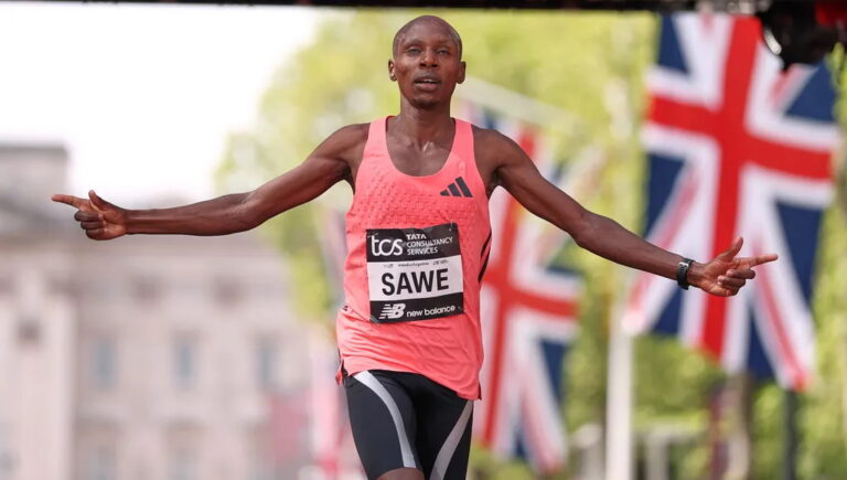 Quién es Sabastian Sawe, el primer atleta en terminar una maratón en menos de 2 horas