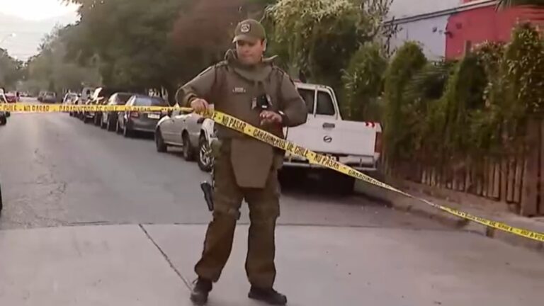 Encuentran a mujer fallecida en plena vía pública en la comuna de Santiago