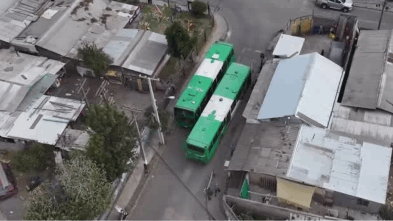 Chile a medias: Caos por buses atrapados en calles angostas en Cerrillo