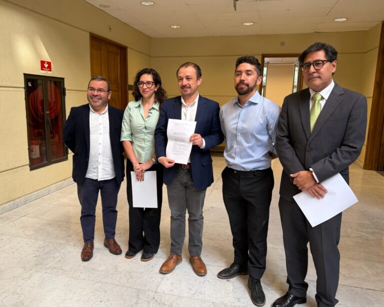 Oposición oficia al Gobierno para que transparente si rebaja de impuestos beneficiaría al pdte. Kast o sus ministros