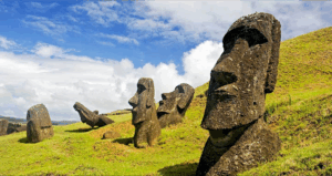 Expulsaron a turista estadounidense de Rapa Nui por daños en Parque Nacional: Pagó millonaria multa