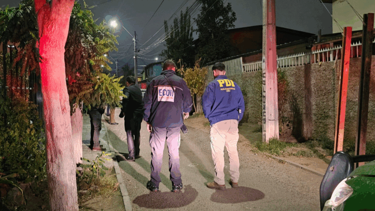 Más de 30 disparos: Hombre fue acribillado afuera de casa de familiares en Puente Alto