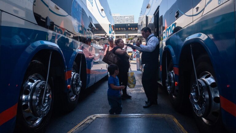 En vísperas de Semana Santa: Usuarios se quejan de significativa alza en precios de pasajes de buses