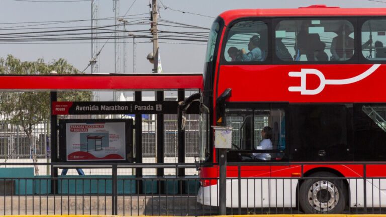 Recortes en transporte público: No habrá nuevos buses de dos pisos y anuncian cambios en horario nocturno
