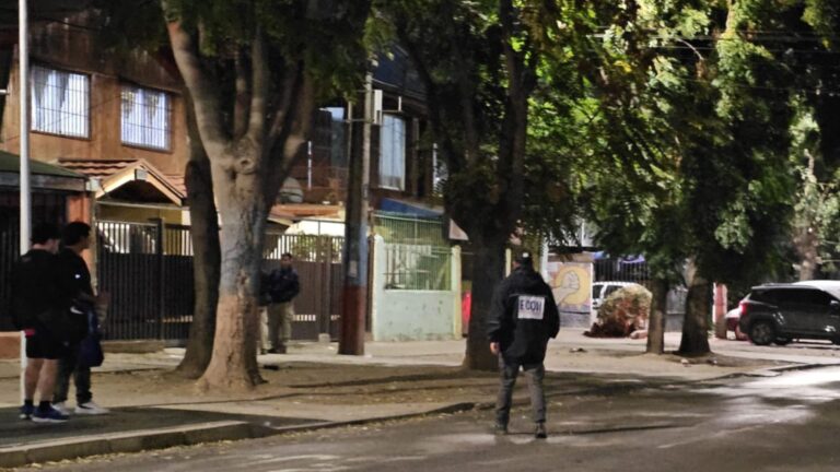 PDI investiga ataque a tiros en plena vía pública en Cerro Navia: Hay dos heridos y uno de ellos está en riesgo vital