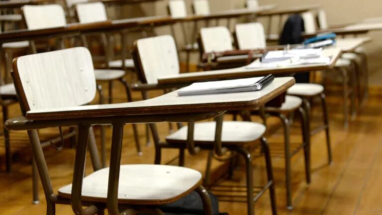 Rayaron advertencia en pared: Colegios de Linares y Antofagasta suspendieron clases por amenazas de tiroteos