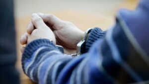 Profesor detenido por enviar contenido sexual a alumna a cambio de 