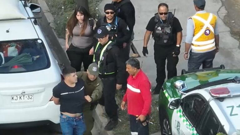 Fue reducido por Carabineros: Conductor es detenido durante fiscalización en La Pintana tras agredir a inspector