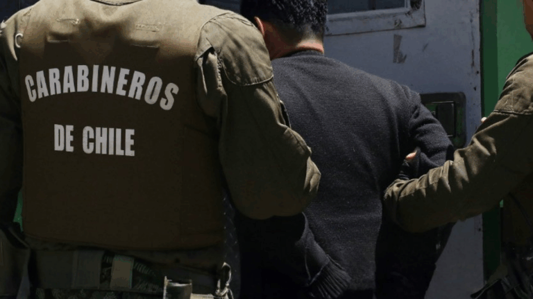 Hombre atacó a vecinos con martillo y adulto mayor quedó grave: Detenido es extranjero y tenía antecedentes