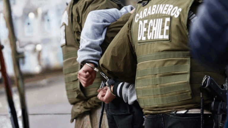 Tienen 14 y 15 años: Detienen a tres adolescentes por violentos asaltos a transeúntes en La Reina