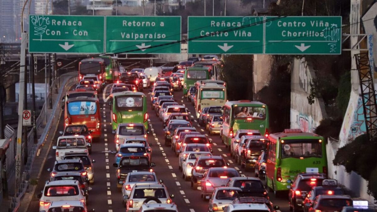 Más de 400 mil autos dejarán la RM por fin de semana largo: MOP activa plan en autopistas