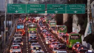 Más de 400 mil autos dejarán la RM por fin de semana largo: MOP activa plan en autopistas