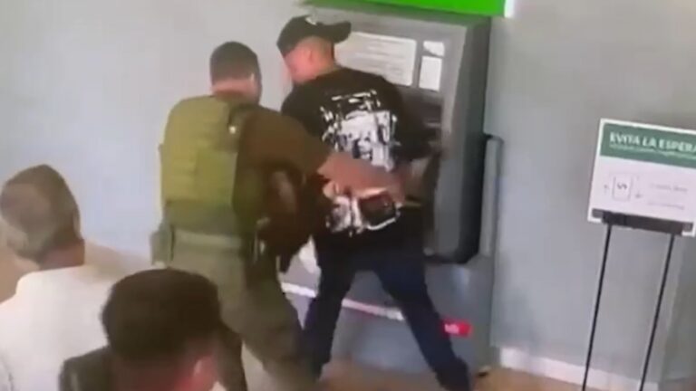 VIDEO | Revelan momento en que carabineros detiene a sujeto armado en banco de Maipú
