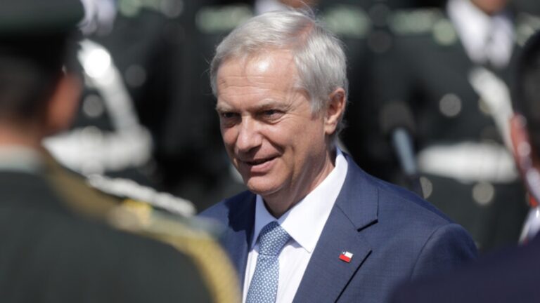 Aprobación del pdte. Kast cae por tercera vez consecutiva y baja del umbral del 40%