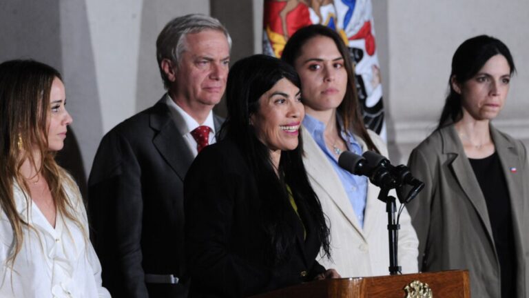 Pdte. Kast respalda a Ximena Lincolao rodeado de ministras en La Moneda: 