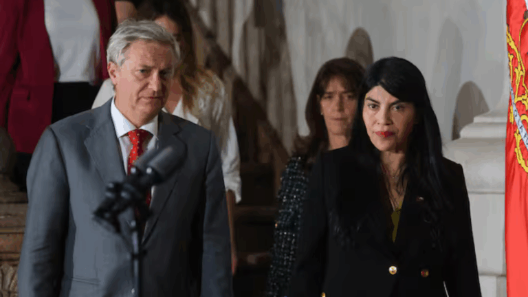 Cadem: Desaprobación a gobierno de Kast se mantiene y un 79% rechaza agresión contra la ministra Lincolao