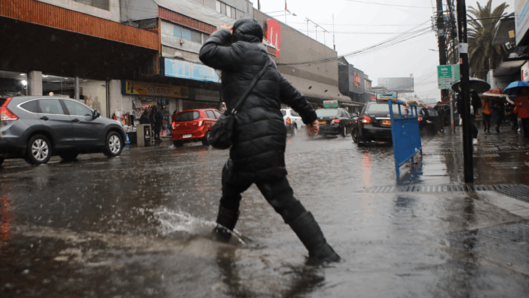 Vuelve la lluvia a Santiago este fin de semana: Revisa en qué sectores y cuándo comenzarán los chubascos en la capital