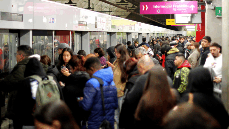 Metro de Santiago anuncia retraso en su servicio habitual en una de sus líneas