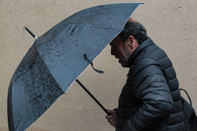 Primer gran sistema frontal de mayo: ¿Hasta qué hora lloverá en Santiago?