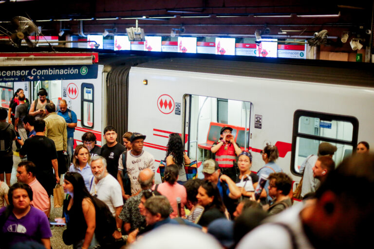 Por una persona en la vía: Metro presenta falla en una de sus líneas en plena hora punta