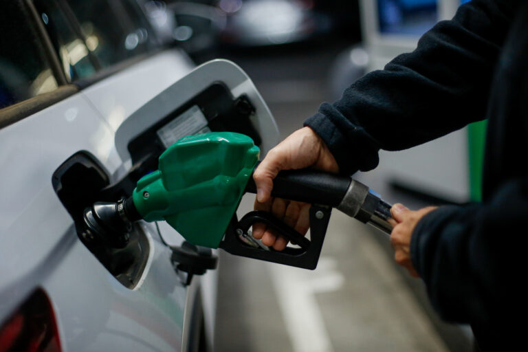 Enap confirma leve variación en precio de las bencinas y el diesel tendrá importante baja esta semana