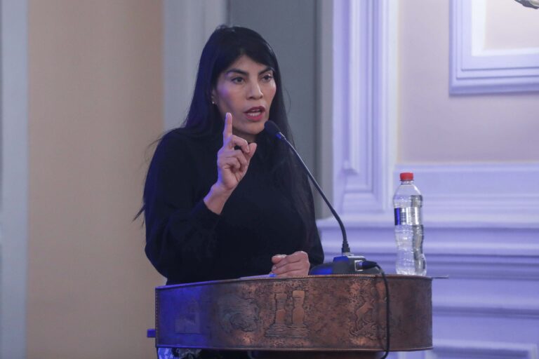 Ministra Lincolao se ausentó de comisión: Tiene permiso administrativo y está de viaje familiar en EEUU