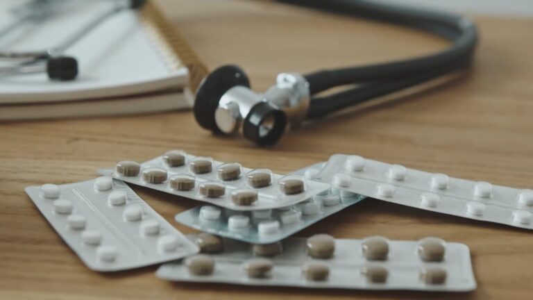 Colegio de Químicos Farmacéuticos alerta sobre el peligro de combinar varios antigripales