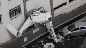 Habría dos muertos y tres heridos graves: Avión se estrella contra edificio en Brasil