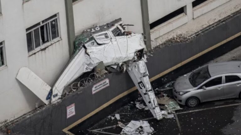 Habría dos muertos y tres heridos graves: Avión se estrella contra edificio en Brasil