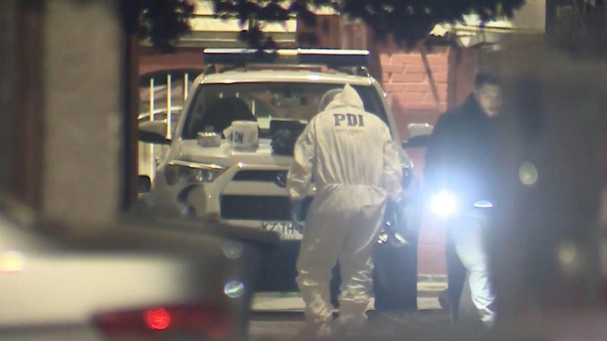 Hombre fue asesinado a balazos fuera de su departamento en Maipú: Sujetos lo persiguieron por dos cuadras