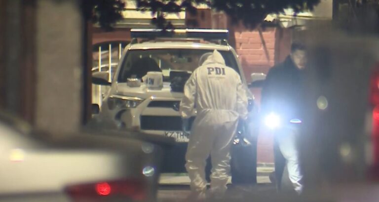 Hombre fue asesinado a balazos fuera de su departamento en Maipú: Sujetos lo persiguieron por dos cuadras