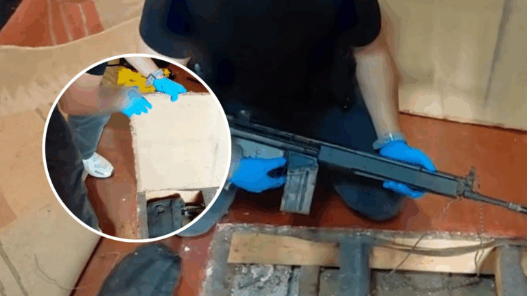 Bajo el piso de una casa: Hallan fusil de guerra oculto en San Bernardo