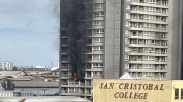 Incendio consume departamento en edificio de San Miguel