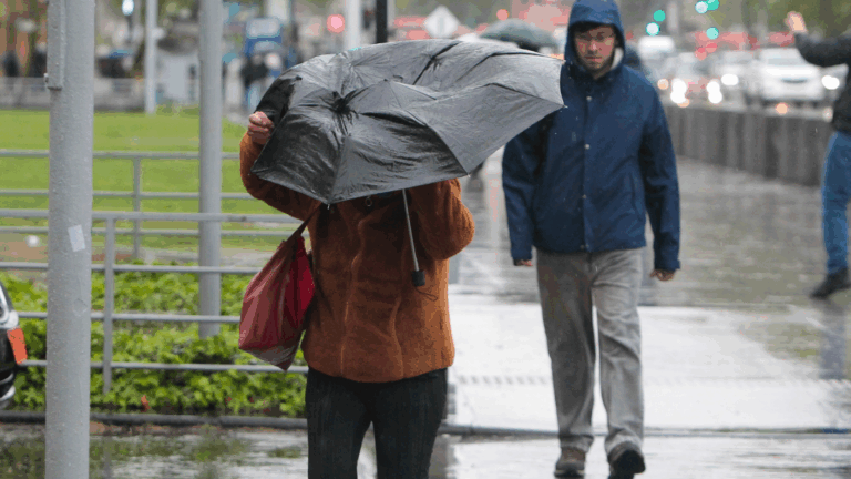 Rachas de hasta 70 km/h: DMC emite aviso por vientos para seis regiones del país