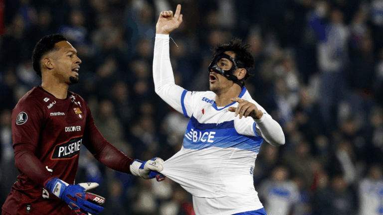 La UC derrotó a Barcelona en el Claro Arena y definirá ante Boca el paso a octavos de Libertadores