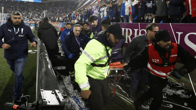 Emergencia en Claro Arena: Hincha de la UC fue evacuado de urgencia