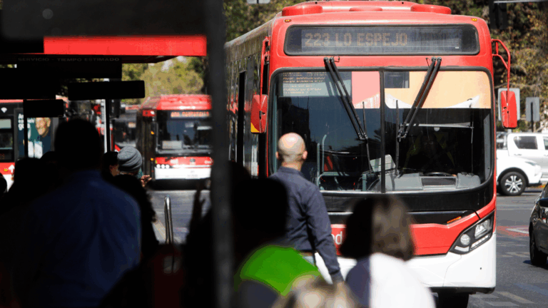 Multas, prohibición de ingreso a estadios y suspensión de documentos: Las nuevas sanciones para evasores del transporte público