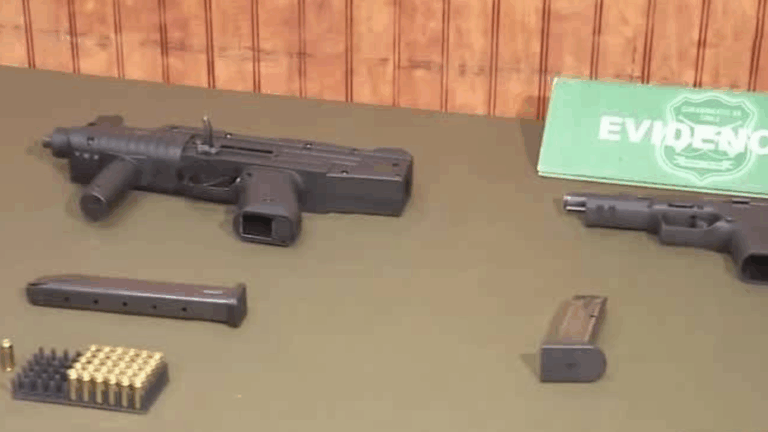 Barristas de la U fueron detenidos con una subametralladora y armas de fuego: Pintaban postes en Maipú
