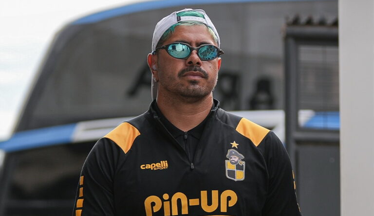 Diego Sánchez responde por los cánticos de hinchas de Colo Colo: 