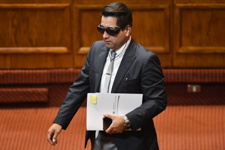 Un puñetazo en la cara y patadas en el cuerpo: Así habría sido la agresión que denuncia el diputado Olivares en Olmué