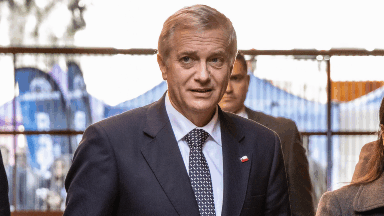 Cadem: Ningún área de gestión del gobierno del presidente Kast supera el 40% de aprobación
