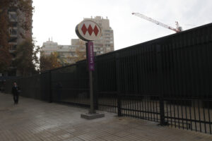 Persona fue apuñalada en la estación de Metro Los Leones: Se habría negado a denunciar al victimario