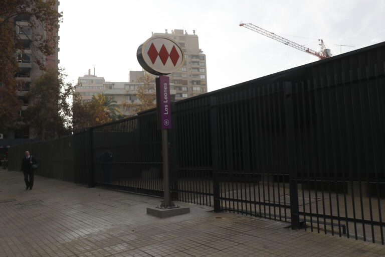 Persona fue apuñalada en la estación de Metro Los Leones: Se habría negado a denunciar al victimario