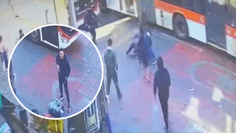VIDEO | Lo tiraron al suelo y sacó su arma: Revelan imágenes del carabinero de franco que repelió asalto en Meiggs
