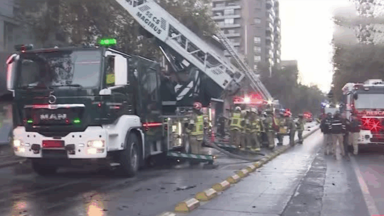 Tránsito cortado en la Alameda por incendio que afecta a local cercano al Metro Unión Latinoamericana