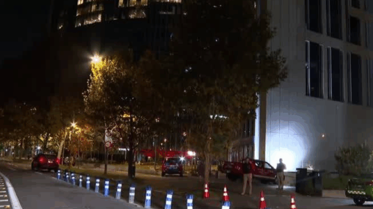 El delito que se le imputará al padre de niña que cayó de edificio en Las Condes: Estaba bajo su cuidado por el día