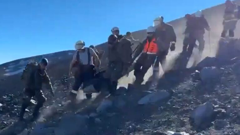 Buscan establecer su identidad: Recuperan cuerpo de turista que cayó por ladera del Volcán Osorno