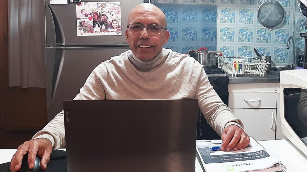 Perdió la memoria, volvió a estudiar y hoy está a un paso de titularse gracias a la educación online