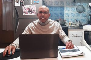 Perdió la memoria, volvió a estudiar y hoy está a un paso de titularse gracias a la educación online
