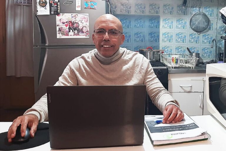 Perdió la memoria, volvió a estudiar y hoy está a un paso de titularse gracias a la educación online
